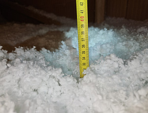 Zateplení stropu novostavby kancelářské budovy pomocí foukané izolace